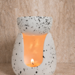 מבער קרמי שאנל בצבע לבן עם נקודות שחורות