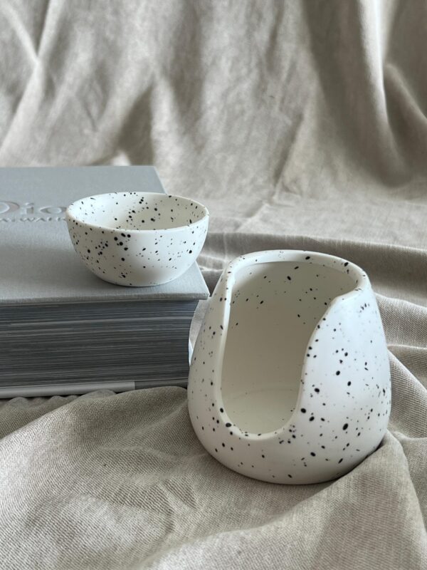 ⁦מבער קרמי שאנל בצבע לבן עם נקודות שחורות⁩ – תמונה ⁦2⁩