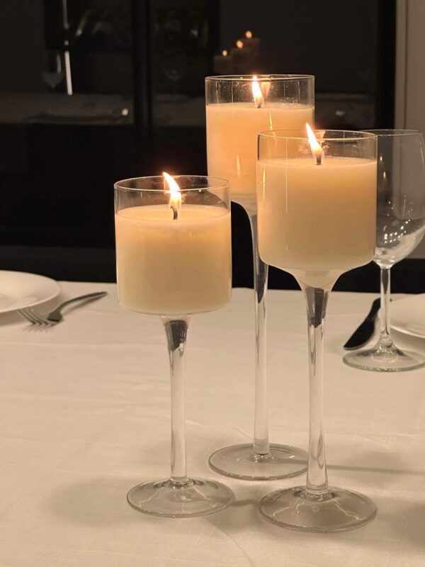 ⁦שלישיית נרות ריחניים בפמוטי זכוכית⁩ – תמונה ⁦2⁩