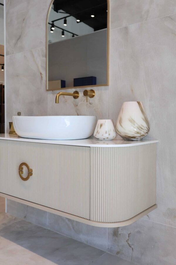 ⁦אגרטל קליאופטרה לבן בנגיעות שמנת⁩ – תמונה ⁦4⁩