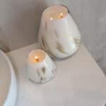 נר קליאופטרה לבן עם נגיעות שמנת