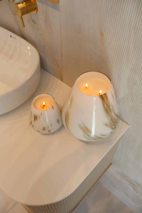 ⁦נר קליאופטרה לבן עם נגיעות שמנת⁩ – תמונה ⁦2⁩