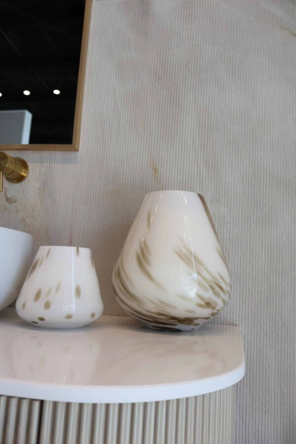 ⁦אגרטל קליאופטרה לבן בנגיעות שמנת⁩ – תמונה ⁦2⁩