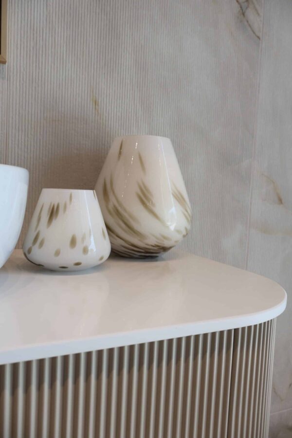 ⁦אגרטל קליאופטרה לבן בנגיעות שמנת⁩ – תמונה ⁦3⁩