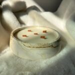 נר פאולה לבן עם נגיעות שמנת חום