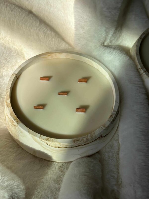 ⁦נר פאולה לבן עם נגיעות שמנת חום⁩ – תמונה ⁦2⁩