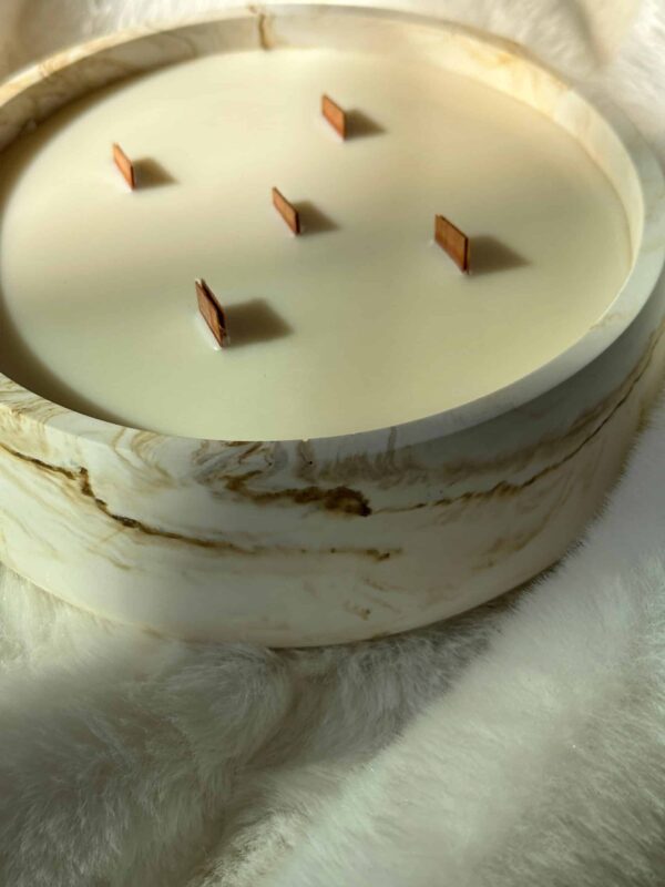 ⁦נר פאולה לבן עם נגיעות שמנת חום⁩ – תמונה ⁦3⁩