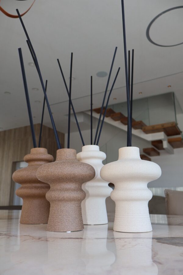 ⁦מפיץ הוריקן בכלי דמוי אבן צבע שמנת⁩ – תמונה ⁦2⁩