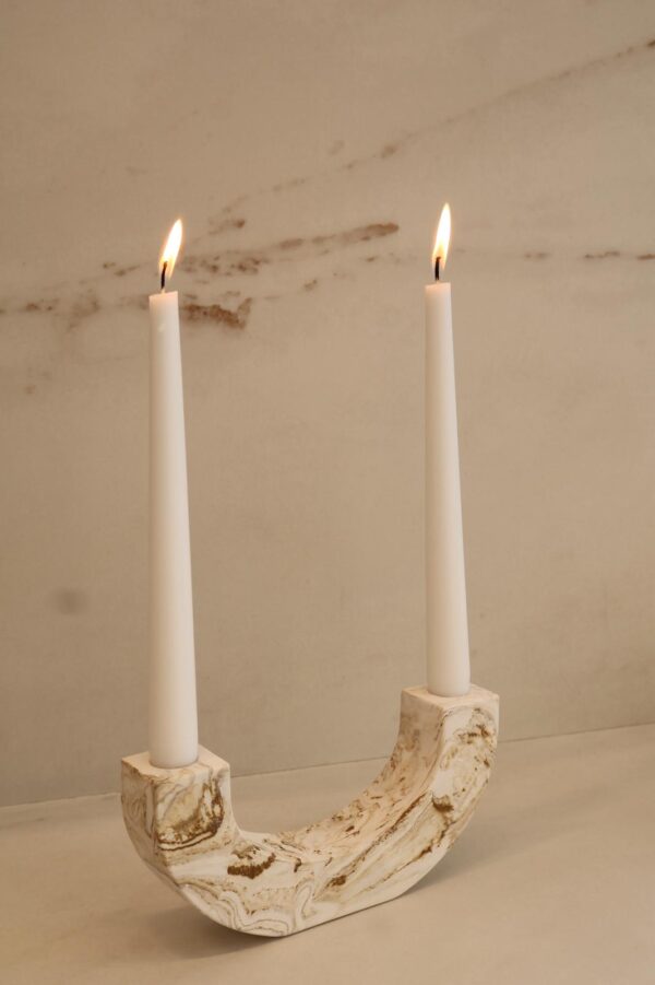 ⁦פמוט חצי ירח לבן עם נגיעות שמנת וחום⁩ – תמונה ⁦3⁩