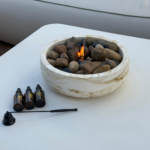 קערת אש הרמס מבטון לבן בטקסטורת שיש שמנת וחום