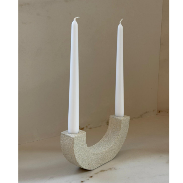 ⁦פמוט חצי ירח בטקסטורת אבן בגוון שמנת־לבן⁩ – תמונה ⁦2⁩