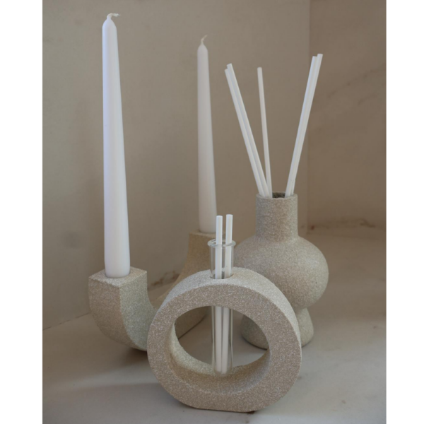 ⁦פמוט חצי ירח בטקסטורת אבן בגוון שמנת־לבן⁩ – תמונה ⁦3⁩