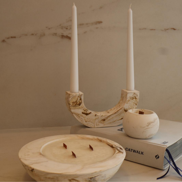 ⁦פמוט חצי ירח לבן עם נגיעות שמנת וחום⁩ – תמונה ⁦2⁩